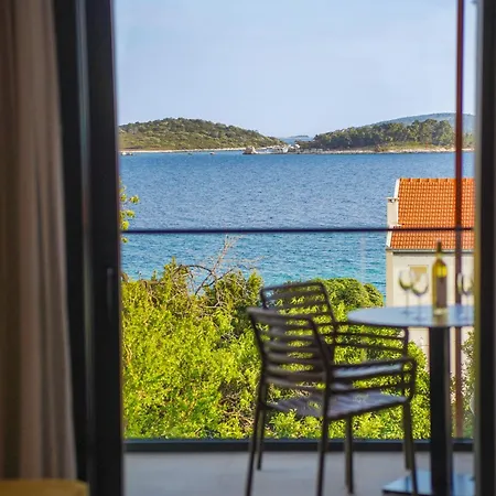 Cameleon Orebic- Beachfront Apartment