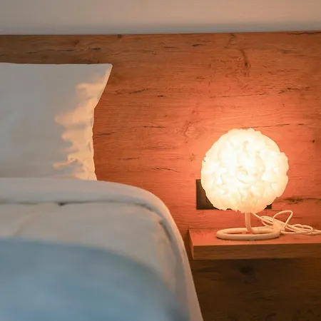 Cameleon Orebic- Beachfront Apartament