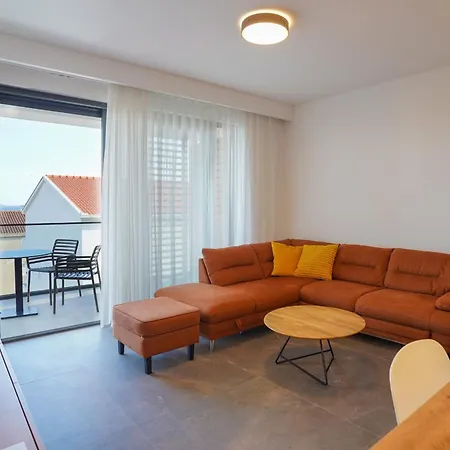 Apartment Cameleon Orebic- Beachfront *
