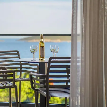 Cameleon Orebic- Beachfront Apartament